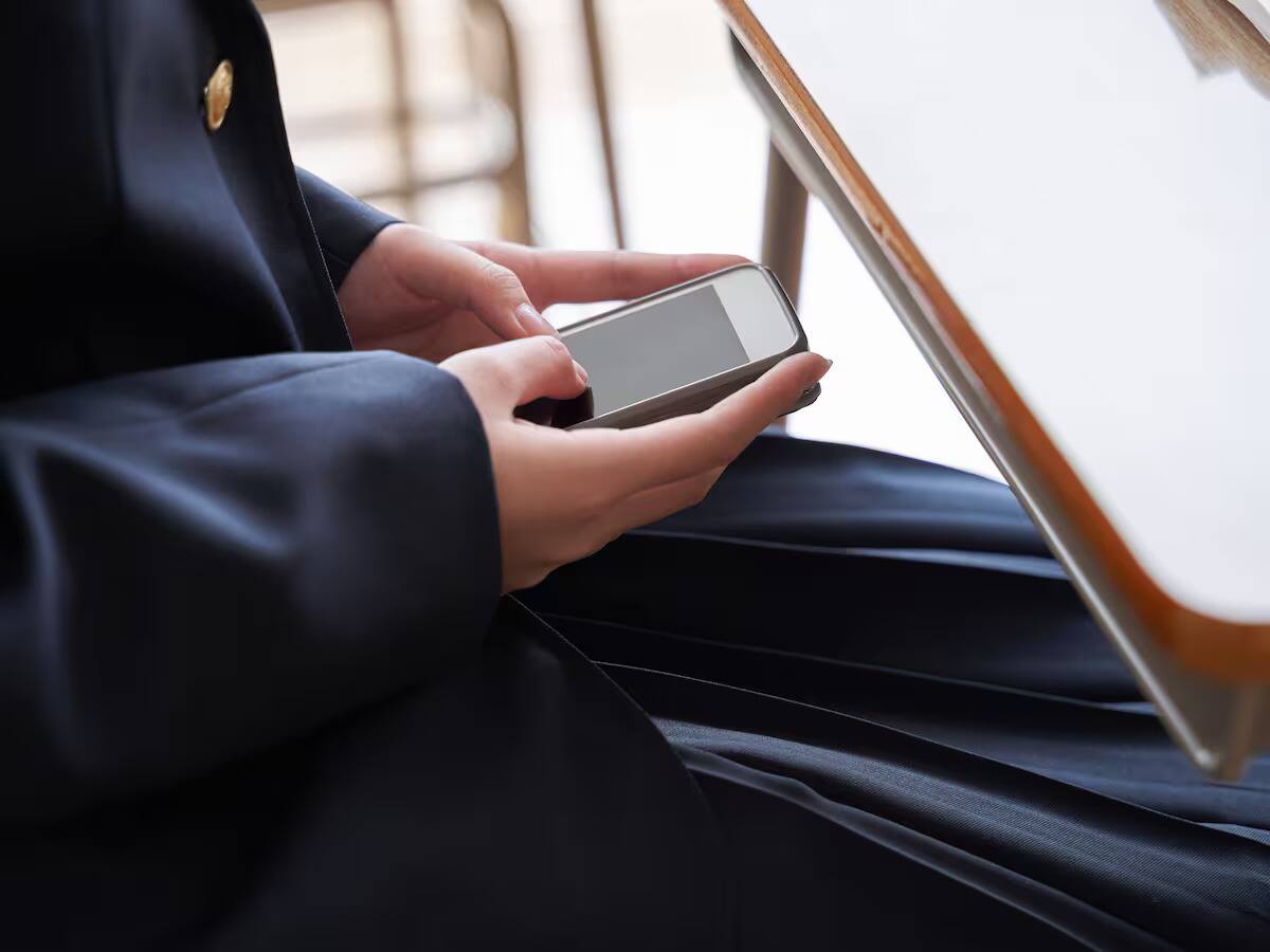 Comuna de la región Metropolitana prohíbe el uso de teléfonos en colegios: esto pasará con los alumnos que usen los dispositivos en clases
