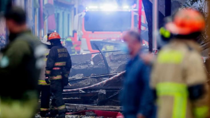 Suspenden clases en cuatro colegios de Santiago Centro tras incendio y presencia de humo