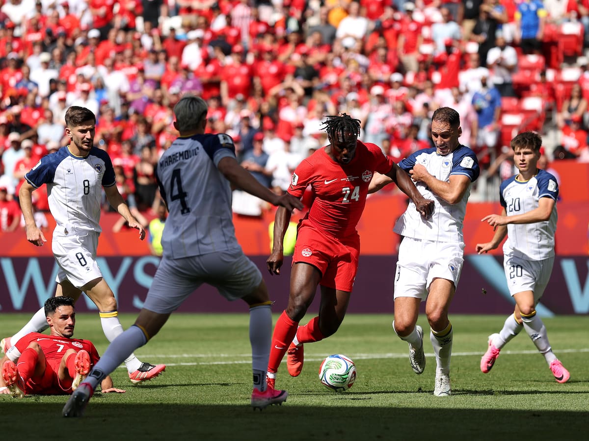 Canadá se salva del fracaso en su debut en el Mundial y rescata un empate ante Bosnia por el Grupo B