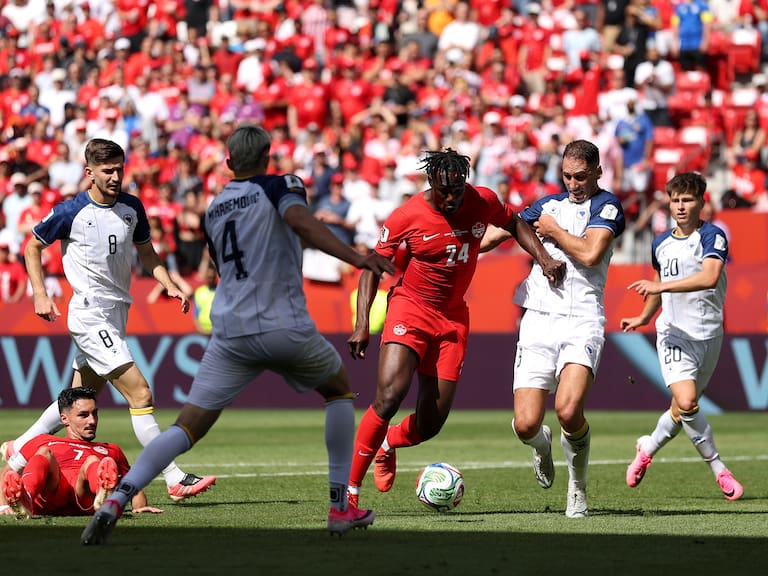 Canadá se salva del fracaso en su debut en el Mundial y rescata un empate ante Bosnia por el Grupo B