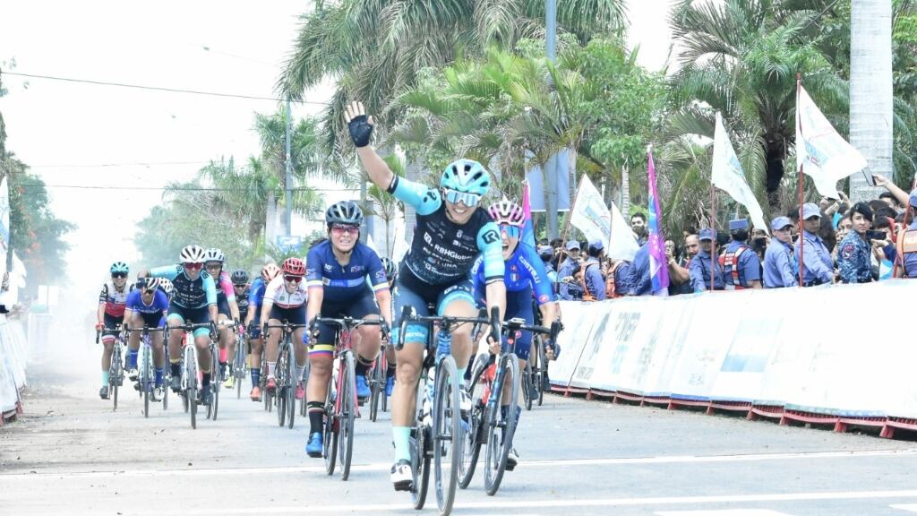 Paola Muñoz gana la primera etapa de la Vuelta a Formosa Femenina Internacional