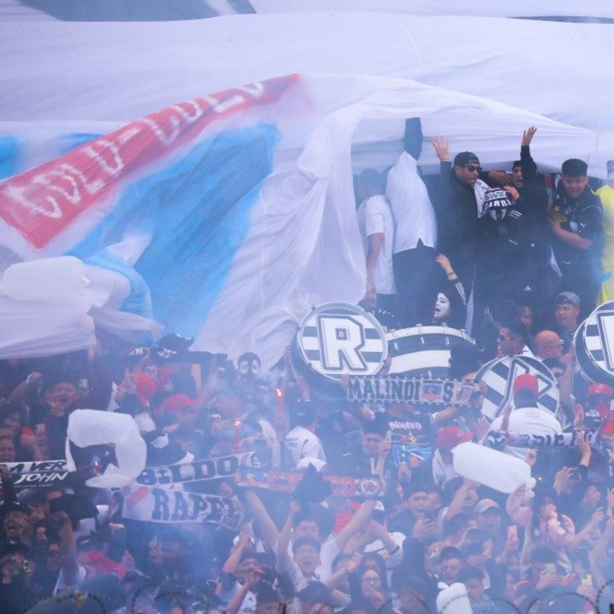 «El orgullo de representar al pueblo…»: El desafiante lienzo de los hinchas de Colo Colo contra la U y la UC