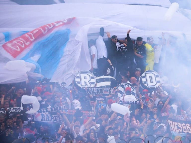 «El orgullo de representar al pueblo…»: El desafiante lienzo de los hinchas de Colo Colo contra la U y la UC