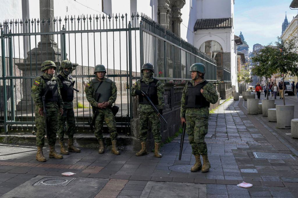 Los militares custodian el palacio presidencial en Quito de Ecuador