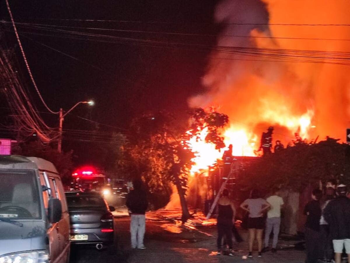 Bomberos combate violento incendio en Cerro Navia: al menos cuatro casas han resultado destruidas