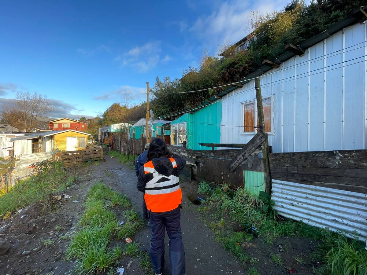 Evacúan a familia tras remoción de masa en Puerto Montt: cuatro viviendas se mantienen en riesgo