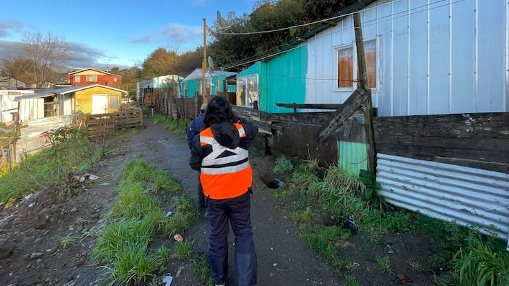 Puerto Montt: evacuan a una familia tras un deslizamiento de tierra
