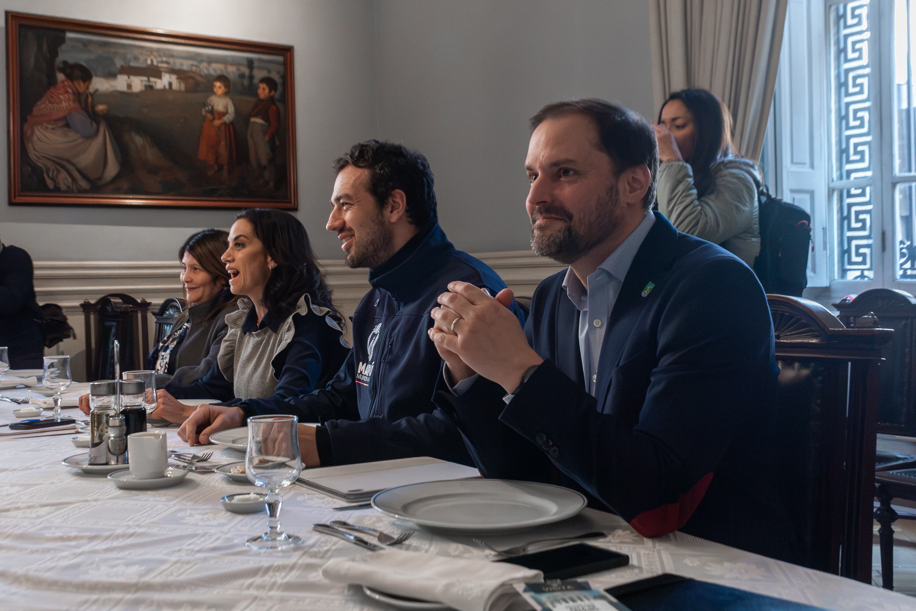 02 DE JULIO DEL 2026 / SANTIAGO
De izquierda a derecha, la alcaldesa de Papudo, Claudia Adasme, la presidenta del Senado, Paulina Núñez, el alcalde de Maipu, Tomas Vodanovic, y el alcalde Providencia, Jaime Bellolio, durante reuniones en mesa del Senado.
La Mesa del Senado sostiene una reunión de trabajo con alcaldes para abordar el proyecto de ley de Reconstrucción, en el marco de la ronda de conversaciones que ha impulsado para lograr acuerdos antes de la discusión en particular de la iniciativa.
FOTO: VICTOR HUENANTE / AGENCIAUNO