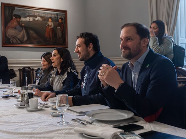 02 DE JULIO DEL 2026 / SANTIAGO
De izquierda a derecha, la alcaldesa de Papudo, Claudia Adasme, la presidenta del Senado, Paulina Núñez, el alcalde de Maipu, Tomas Vodanovic, y el alcalde Providencia, Jaime Bellolio, durante reuniones en mesa del Senado.
La Mesa del Senado sostiene una reunión de trabajo con alcaldes para abordar el proyecto de ley de Reconstrucción, en el marco de la ronda de conversaciones que ha impulsado para lograr acuerdos antes de la discusión en particular de la iniciativa.
FOTO: VICTOR HUENANTE / AGENCIAUNO