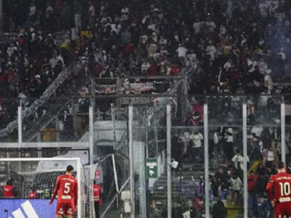 “Los desadaptados ganaron”: en Perú explotan luego que hinchas de Universitario fueran agredidos con fuegos artificiales por fanáticos de Colo Colo