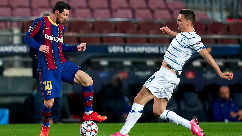 BARCELONA, SPAIN - NOVEMBER 04: Lionel Messi of FC Barcelona competes for the ball with Oleksandr Andriyevskiy of Dynamo Kyiv during the UEFA Champions League Group G stage match between FC Barcelona and Dynamo Kyiv at Camp Nou on November 04, 2020 in Barcelona, Spain. (Photo by Pedro Salado/Quality Sport Images/Getty Images)