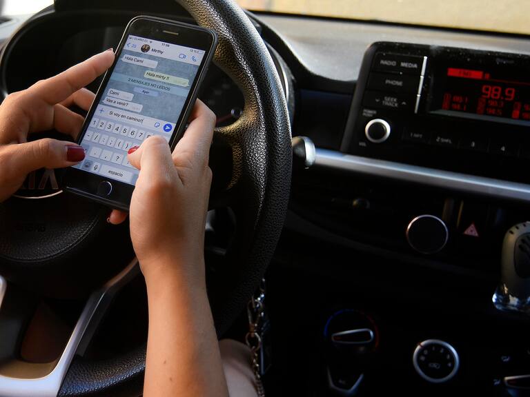 Usar el celular y manejar al mismo tiempo podría tener caras consecuencias: multa aumentó al doble