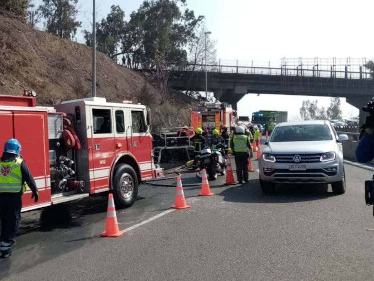 Dos personas murieron en accidente de tránsito en Vitacura: camión donde se trasladaban volcó y se incendió