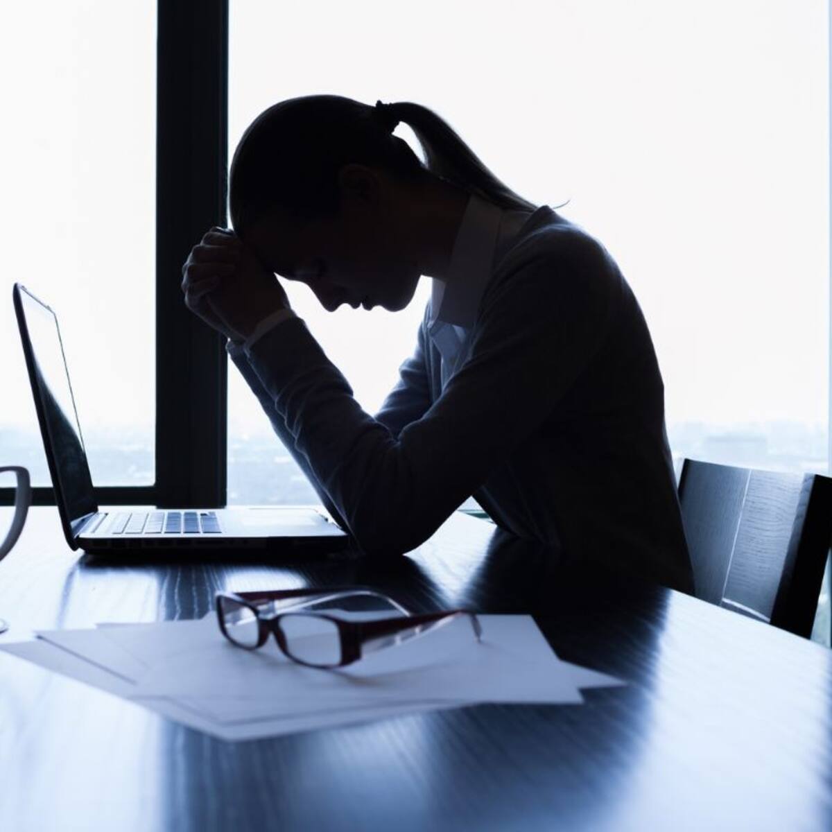 Burnout en Chile: estudio revela que 57% de trabajadores afectados se siente deprimido en su empleo