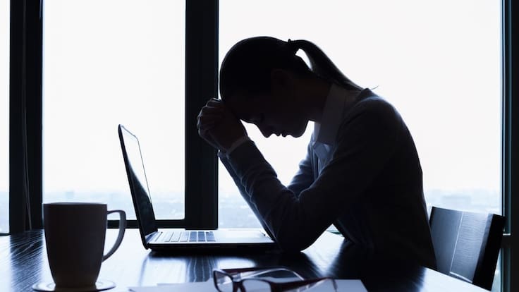 Burnout en Chile: estudio revela que 57% de trabajadores afectados se siente deprimido en su empleo