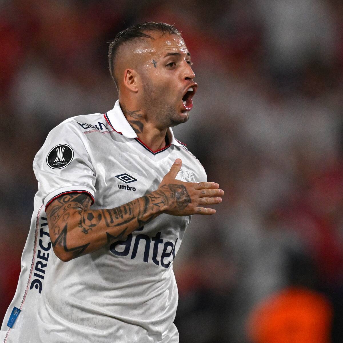 El nuevo “9” que se acerca a la U: jugó en Italia, España y fue compañero de Eduardo Vargas