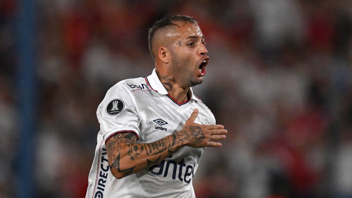 El nuevo “9” que se acerca a la U: jugó en Italia, España y fue compañero de Eduardo Vargas