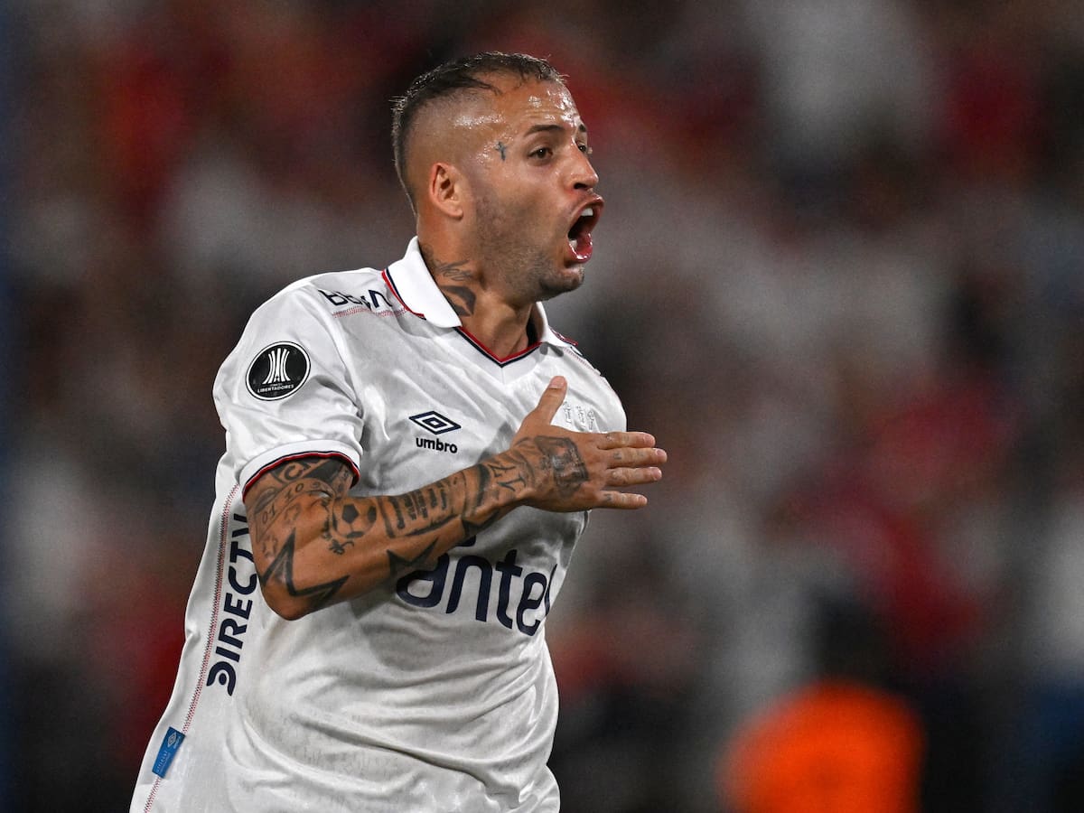 El nuevo “9” que se acerca a la U: jugó en Italia, España y fue compañero de Eduardo Vargas