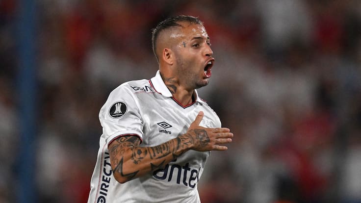 El nuevo “9” que se acerca a la U: jugó en Italia, España y fue compañero de Eduardo Vargas