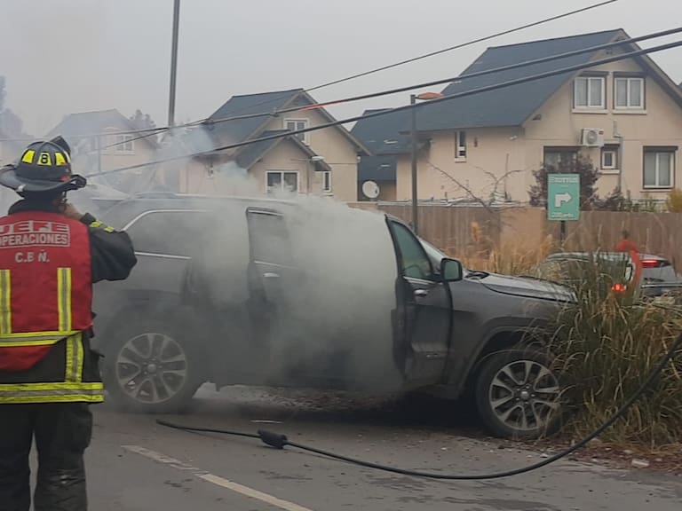 Automóvil choca contra poste en Peñalolén y se produce amago de incendio: dos niños iban en su interior
