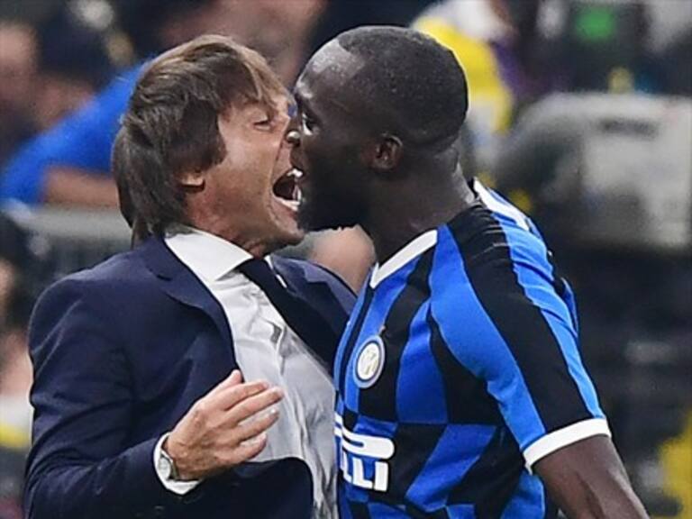 El «pechazo» entre Antonio Conte y Romelu Lukaku en el gol del Inter