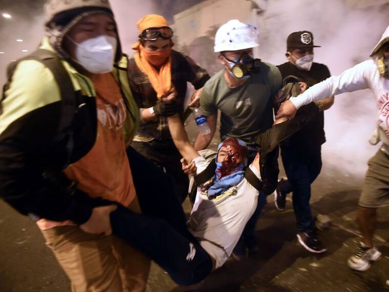 Voluntarios trasladan a una persona herida en medio de las manifestaciones en Lima