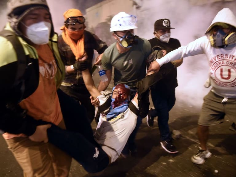 Voluntarios trasladan a una persona herida en medio de las manifestaciones en Lima