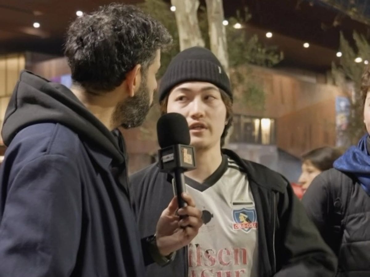Utilizó una polera de Colo Colo, comió completos y se equivocó de micro: japonés se vuelve viral en redes