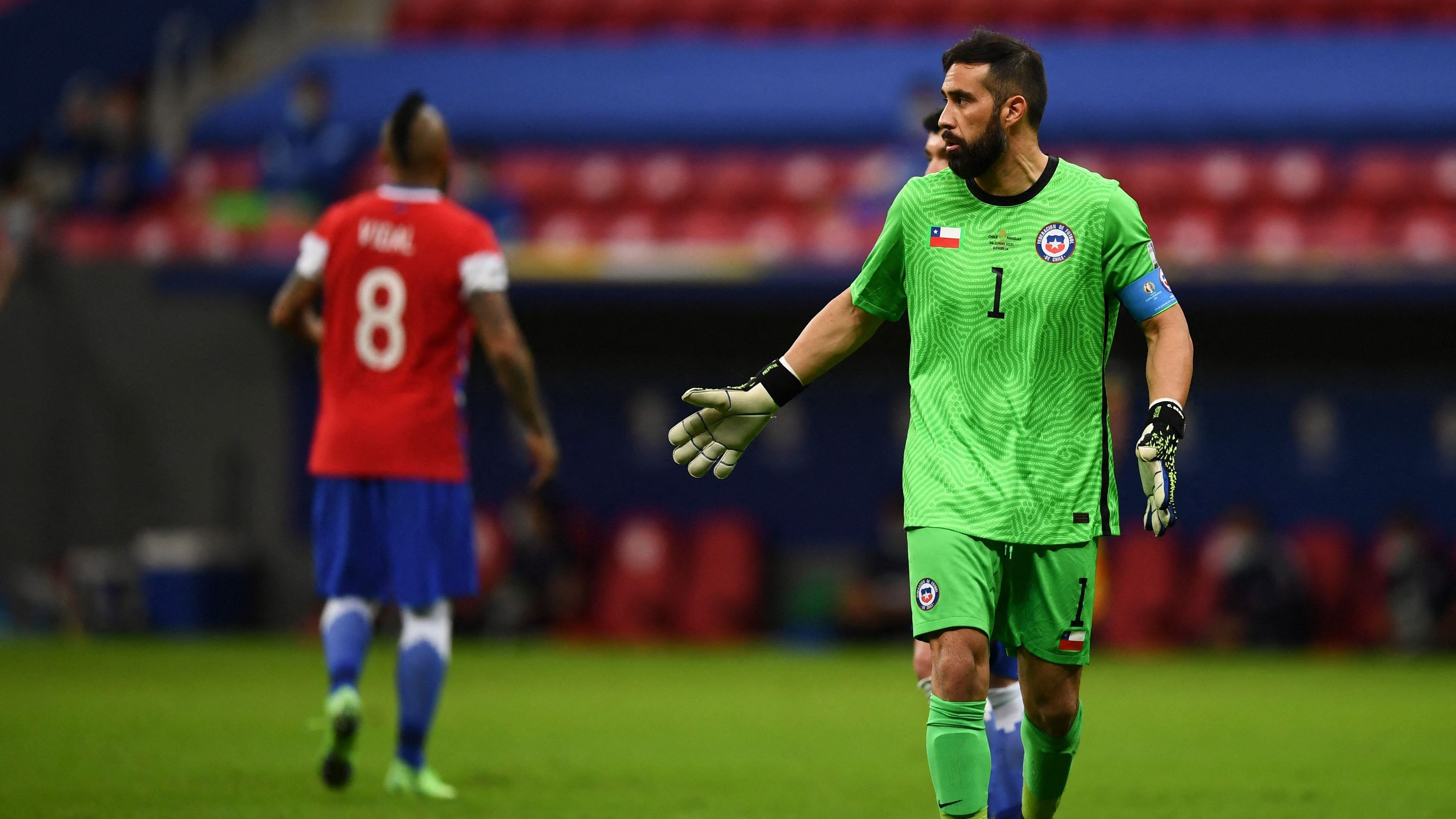 Chile's goalkeeper Claudio Bravo gestures during the Conmebol Copa America 2021 football tournament group phase match against Paraguay at the Mane Garrincha Stadium in Brasilia, on June 24, 2021. (Photo by EVARISTO SA / AFP) (Photo by EVARISTO SA/AFP via Getty Images)