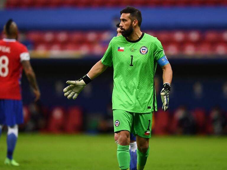 Chile's goalkeeper Claudio Bravo gestures during the Conmebol Copa America 2021 football tournament group phase match against Paraguay at the Mane Garrincha Stadium in Brasilia, on June 24, 2021. (Photo by EVARISTO SA / AFP) (Photo by EVARISTO SA/AFP via Getty Images)