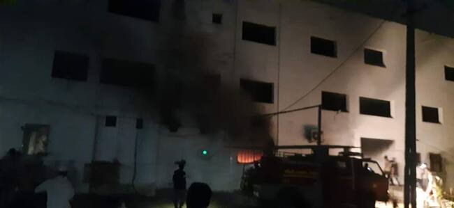 El fuego afecta al Hospital de Bharush del estado de Gujarat.