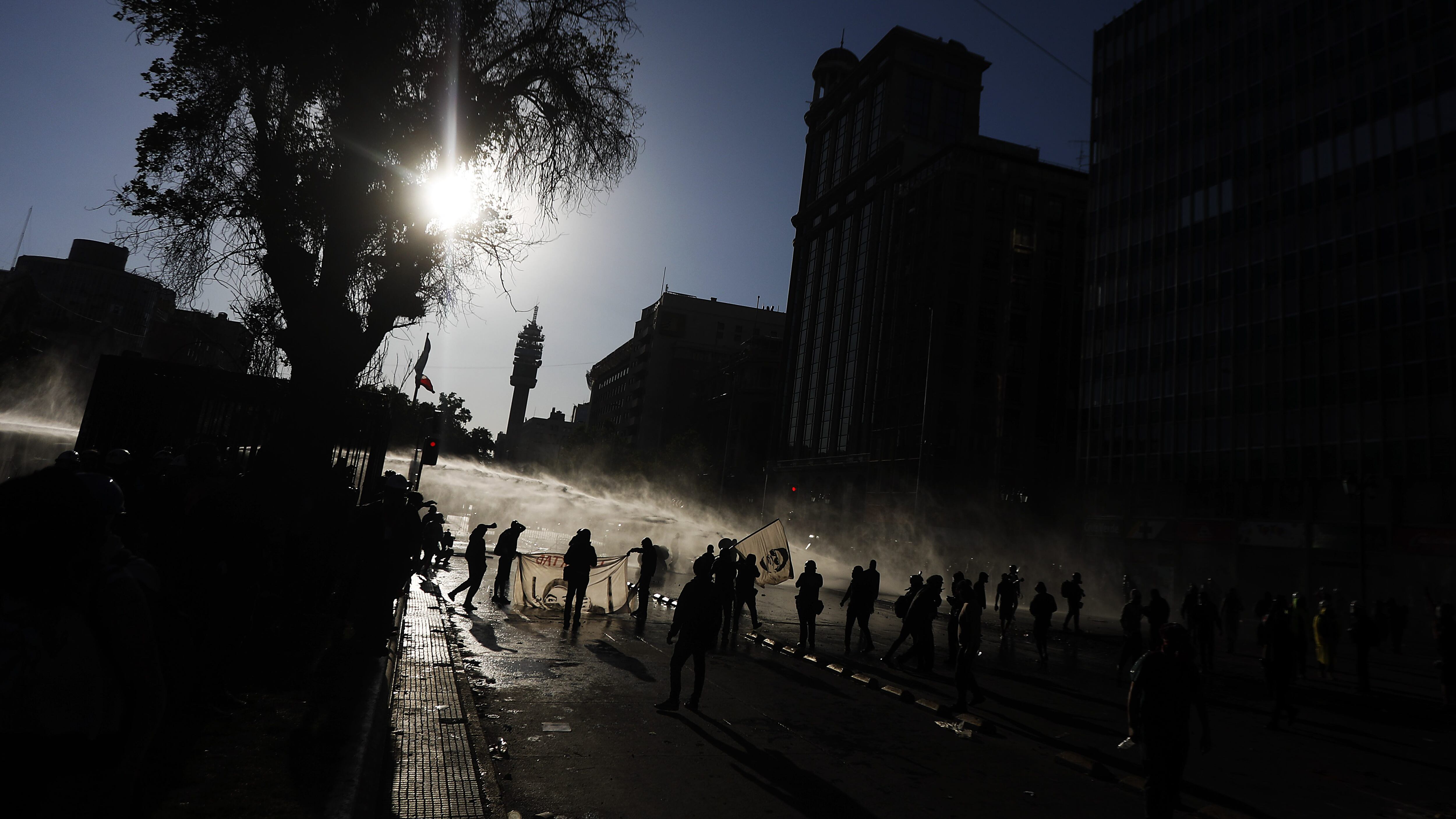 11 de Diciembre de 2020/SANTIAGOUnas personas se manifiestan, durante las Protestas contra el gobierno para exigir la renuncia del presidente Piera, en Santiago Centro.
FOTO:AGENCIAUNO