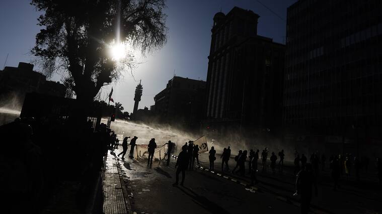 11 de Diciembre de 2020/SANTIAGOUnas personas se manifiestan, durante las Protestas contra el gobierno para exigir la renuncia del presidente Piera, en Santiago Centro.
FOTO:AGENCIAUNO