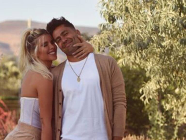 Coté López registra sesión fotográfica de línea de ropa Louis Antoine, en la cual su hijo menor participó como modelo.