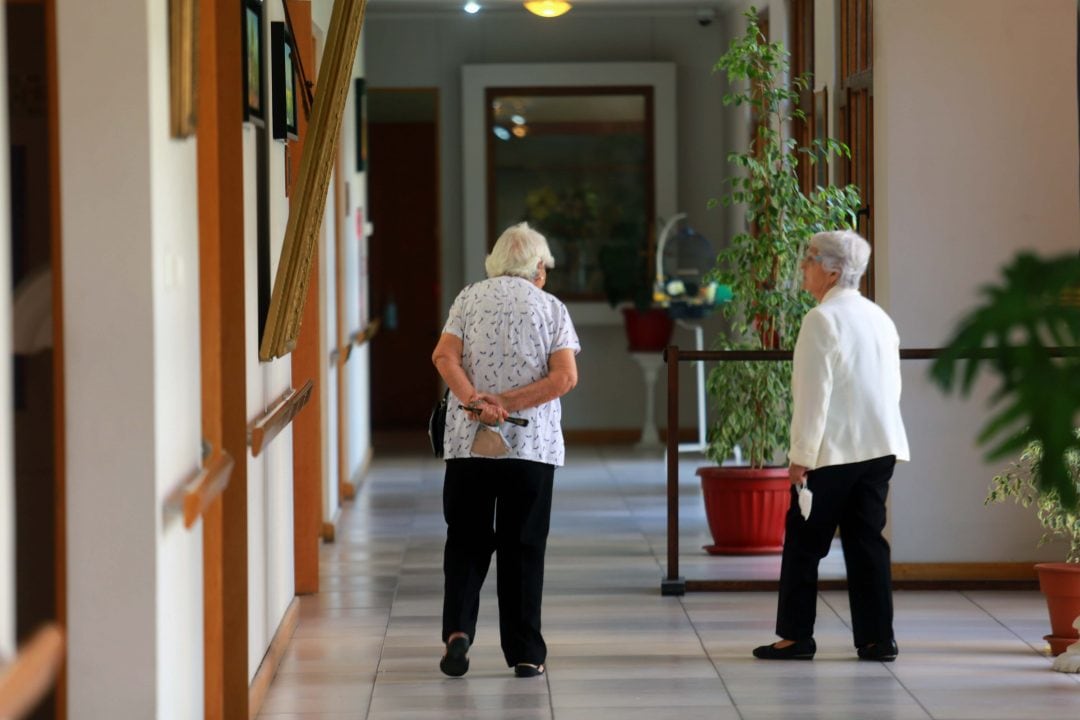 23 de Octubre del 2020/ SANTIAGODos adulto mayor recorren un pasillo del lugar, durante que dan a conocer los protocolos que los establecimientos de larga estadía (ELEAM) de todo el pais para que los adultos mayores visitan a votar en el plebiscito del Domingo, en medio de la pandemia de COVID- 19.
Fotos: JOSÉ FRANCISCO ZUÑIGA/ AGENCIAUNO