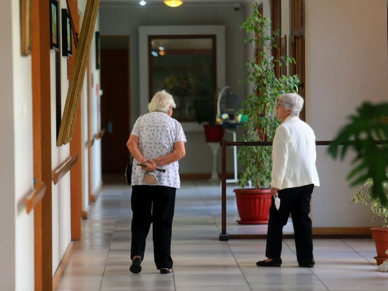 23 de Octubre del 2020/ SANTIAGODos adulto mayor recorren un pasillo del lugar, durante que dan a conocer los protocolos que los establecimientos de larga estadía (ELEAM) de todo el pais para que los adultos mayores visitan a votar en el plebiscito del Domingo, en medio de la pandemia de COVID- 19.
Fotos: JOSÉ FRANCISCO ZUÑIGA/ AGENCIAUNO
