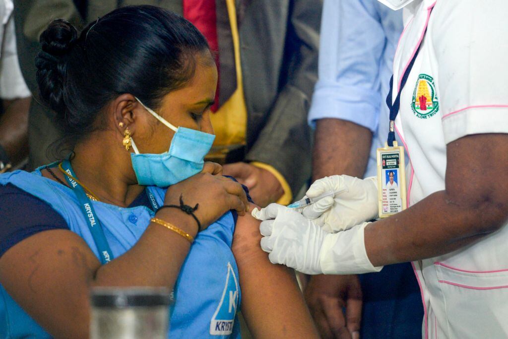 Una trabajadora de la salud recibe una vacuna contra el Covid-19 en India