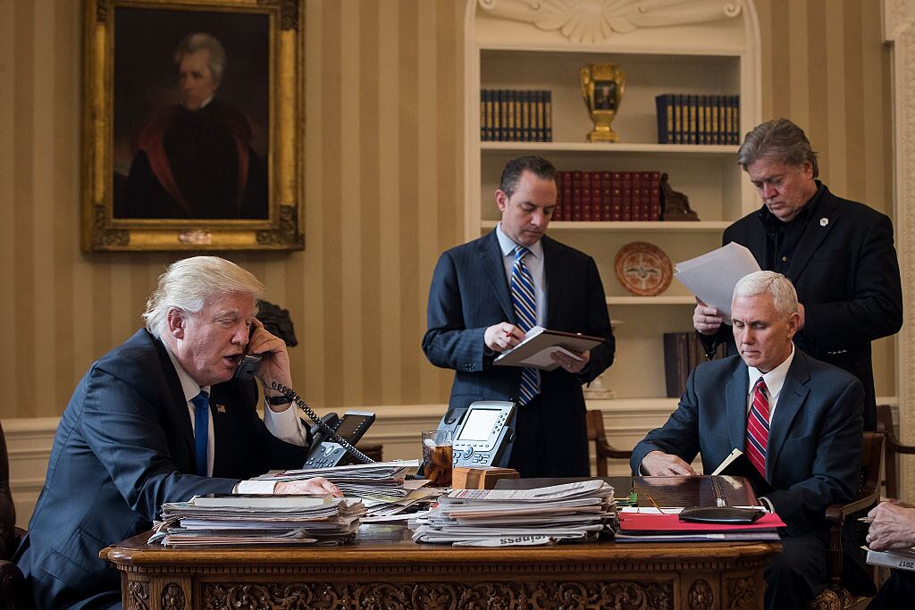 Trump habla en la Casa Blanca de EEUU acompañado de Bannon y otros asesores