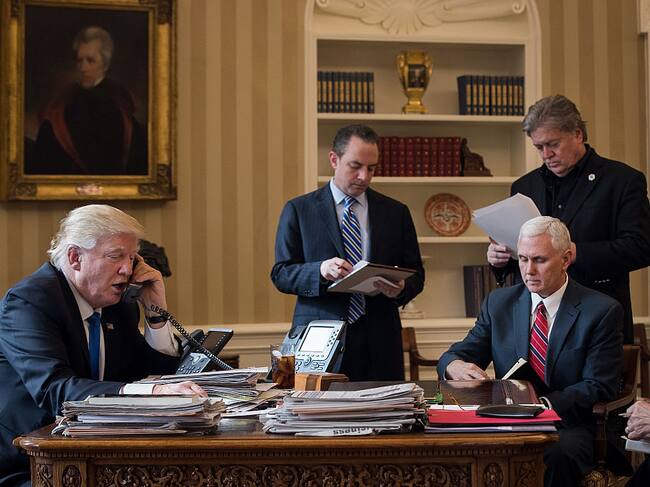 Trump habla en la Casa Blanca de EEUU acompañado de Bannon y otros asesores