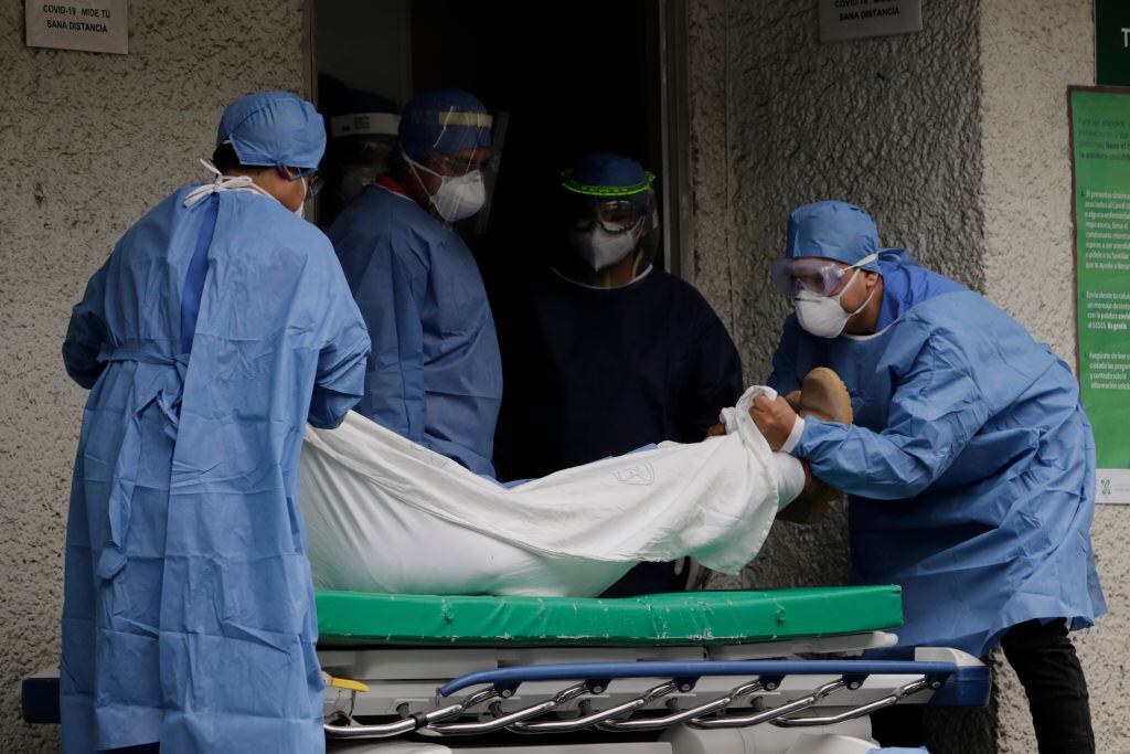 Médicos trasladan a víctima del Covid-19 en México