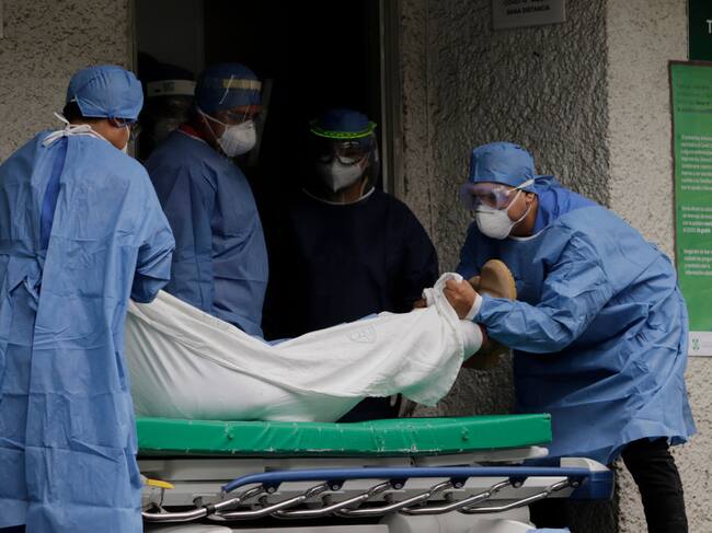 Médicos trasladan a víctima del Covid-19 en México