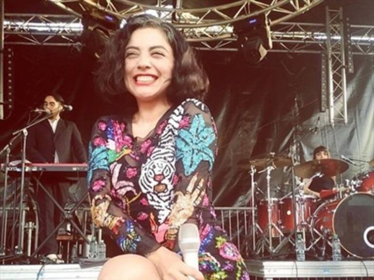 Mon Laferte bailó cueca junto a público chileno en Suecia y sacó aplausos en redes sociales