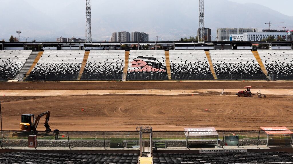 Luego de 33 años: Colo Colo cambia por primera vez el pasto del Estadio Monumental