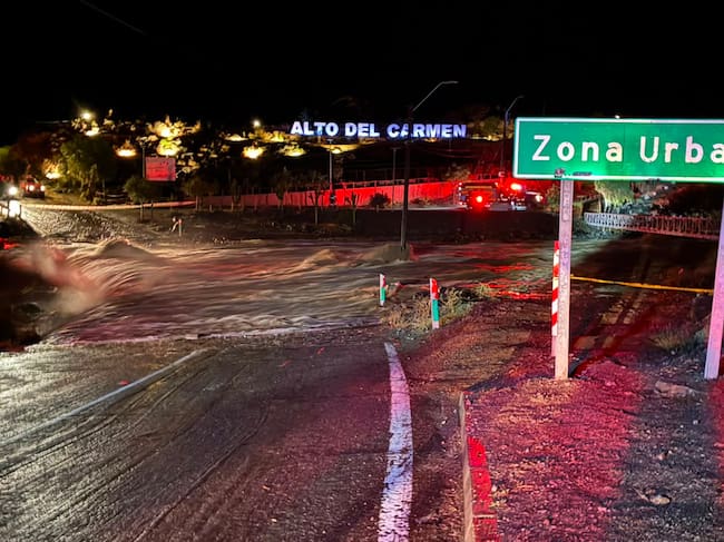 19 de julio de 2026 / ALTO DEL CARMEN
La crecida del río Huasco, producto de las intensas precipitaciones registradas en la Región de Atacama, mantiene un alto caudal en distintos sectores de la comuna de Alto del Carmen. sistema frontal que afecta al norte chico del país.
FOTO: Lucas Aguayo/ AGENCIAUNO