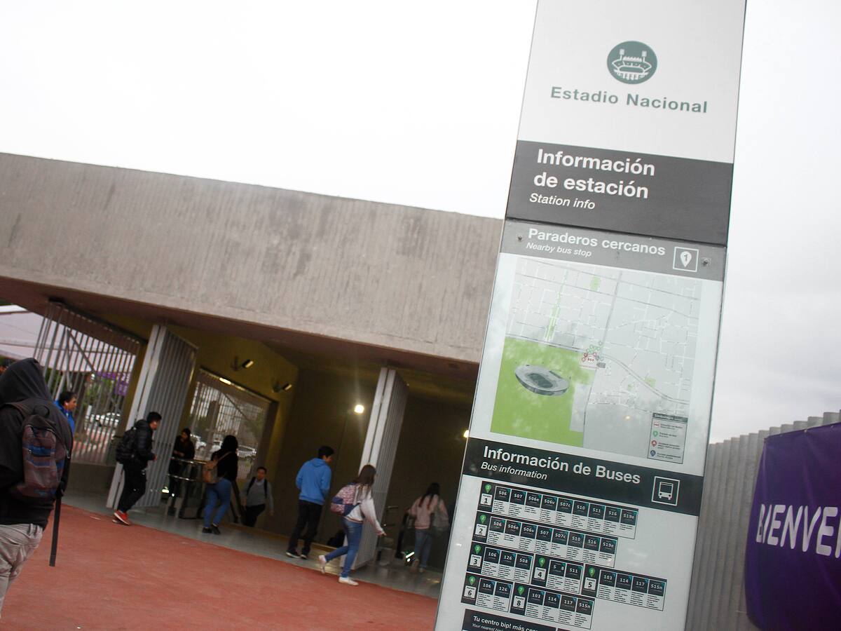 Testimonios hinchas de la U y Metro por actuar de Carabineros