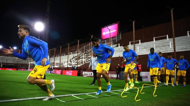 LANUS, ARGENTINA - OCTOBER 31: Boca Juniors warm up ahead of a match between Lanús and Boca Juniors as part of Superliga Argentina 2019/20 at Estadio Ciudad de Lanus (La Fortaleza) on October 31, 2019 in Lanus, Argentina. (Photo by Chris Brunskill/Fantasista/Getty Images)