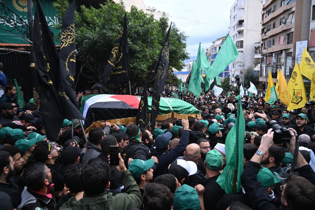 El ataúd con Saleh Al Arouri es acompañado por cientos de personas en la ciudad de Beirut en el Líbano.