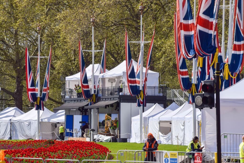 La zona para la prensa a las afuera del Palacio de Buckingham en la ciudad de Londres