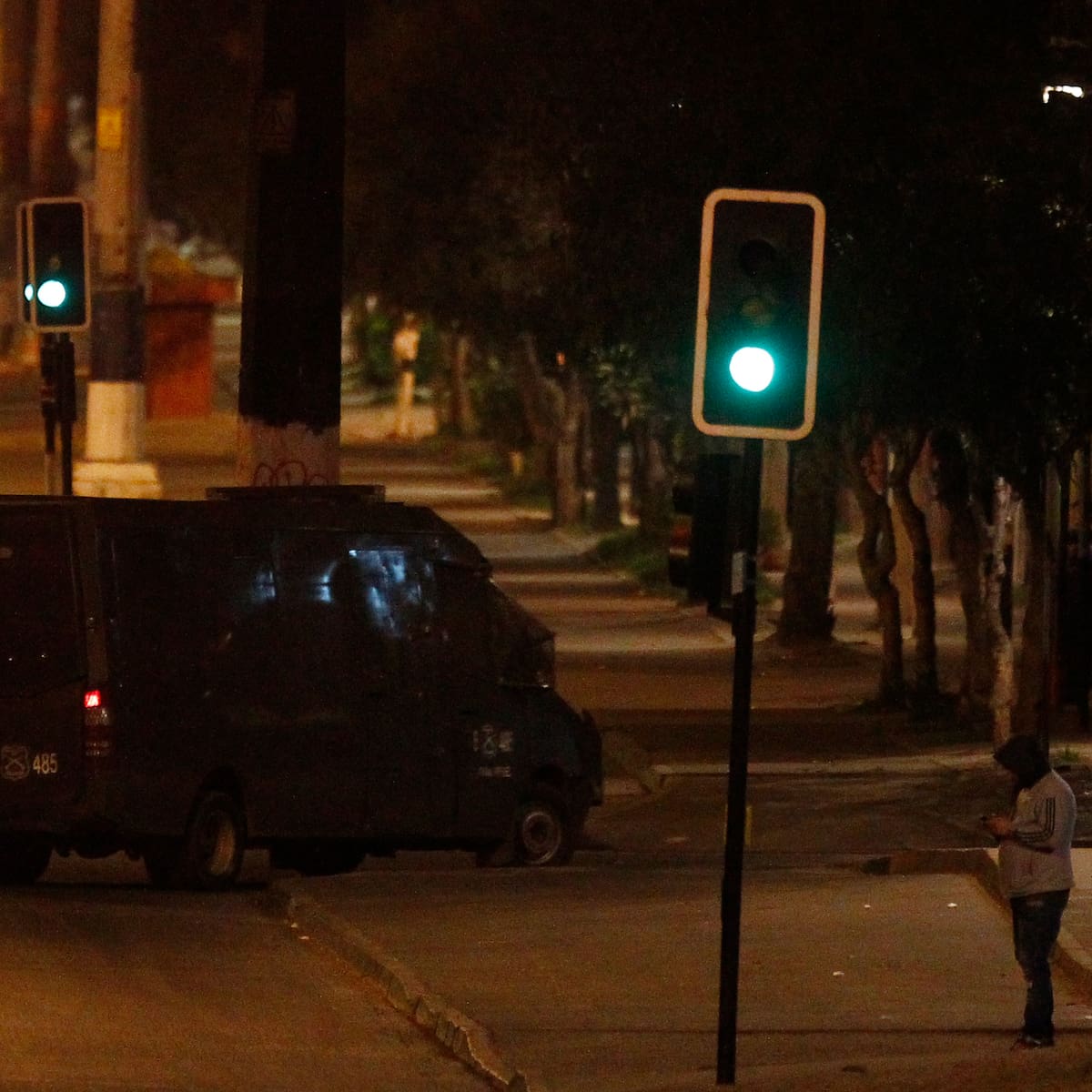Disturbios en Santiago: cortes de tránsito en Avenida Grecia, barricadas y detenidos por bombas molotov