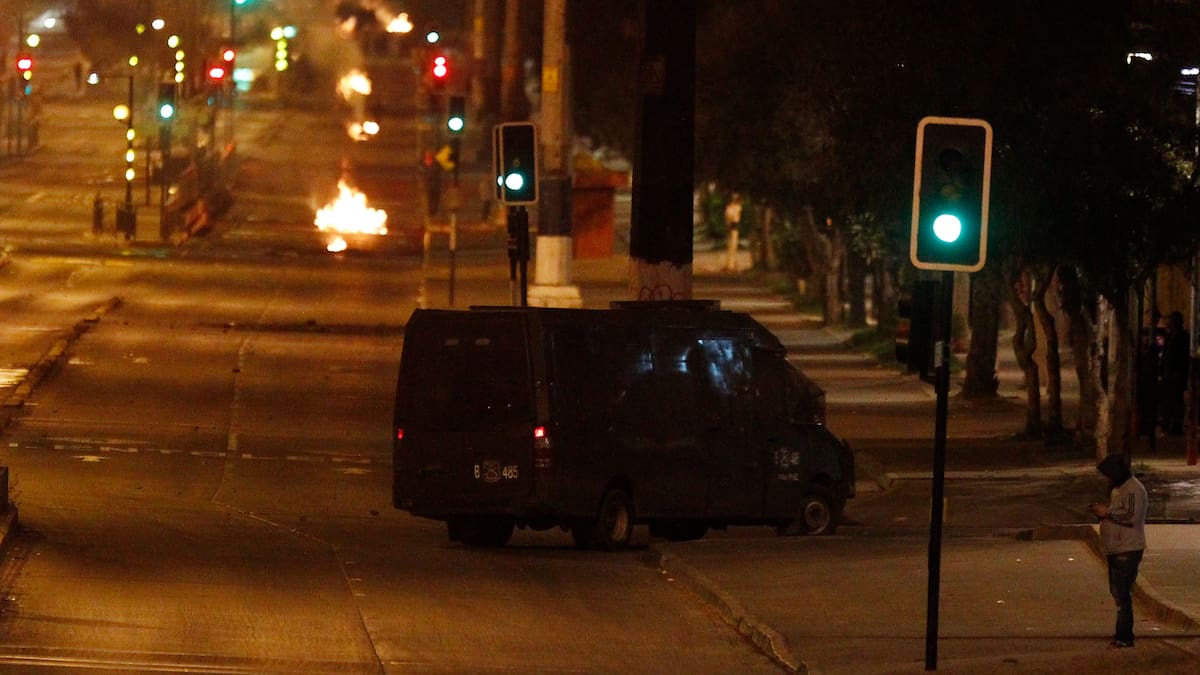 Disturbios en Santiago: cortes de tránsito en Avenida Grecia, barricadas y detenidos por bombas molotov